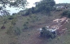 Kon Tum: Đang kiểm đếm số gỗ khủng trên xe bị lật ở đèo Măng Rơi