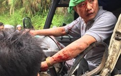 Phá cửa giải cứu tài xế xe khách sau cú tông trực diện xe tải