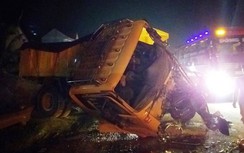 Đâm vào xe tải đậu bên đường, tài xế nguy kịch