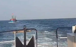 Hơn 10 giờ cứu nạn 17 ngư dân trong vùng thời tiết nguy hiểm trên biển