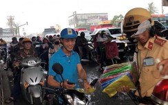 Điều khiển xe máy dưới trời mưa thế nào cho an toàn?