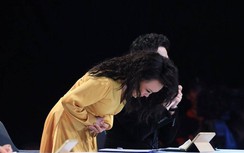 Việt Hương nức nở, cúi đầu trước người mẹ hiến tạng con trai cứu 5 người