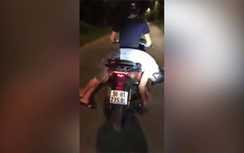 Video: Say rượu được bạn vắt ngang xe máy đưa về nhà?