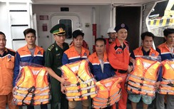 17 tiếng xuyên đêm cứu nạn 5 ngư dân gặp nạn trên biển