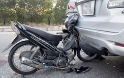 Xe máy tông đuôi ô tô đang đỗ, ai phải đền ai?