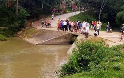 Lao vào kéo vợ, cả hai vợ chồng tử vong thương tâm giữa suối