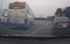 Video: Xe khách Hoàng Hà chèn ép, tạt đầu xe con để vượt đèn đỏ