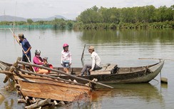 Sập cầu, dân bất chấp nguy hiểm lụy đò qua sông