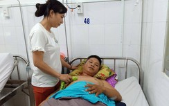 Truy bắt “cát tặc”, cán bộ xã bị xe ben cán trọng thương