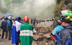 Sạt lở đất đá ở đèo Mã Pì Lèng, 2 du khách bị thương