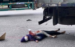 Xe tải cuốn xe máy vào gầm, 2 mẹ con chết thảm dưới bánh xe