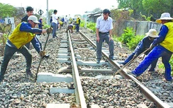 Cả trăm năm nay duy tu đường sắt vẫn bằng… “máy chèn cơm”