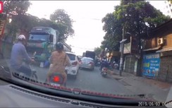 Video: Khiếp hãi cảnh tượng tài xế xe máy nằm chết lặng trước bánh xe tải