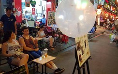 Phóng sự ảnh: Vô tư hít bóng cười trên phố đi bộ Bùi Viện