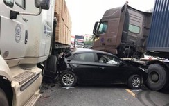 Xe con nổ lốp xoay ngang đường, kẹp giữa hai xe đầu kéo trên QL18
