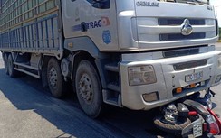 Xe tải đâm, kéo lê xe máy trên đường, một phụ nữ chết tại chỗ