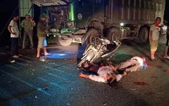 Xe máy đấu đầu xe tải, hai người đàn ông bất tỉnh