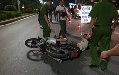 Hai nam thanh niên say rượu nằm ăn vạ, chống đối kiểm tra nồng độ cồn