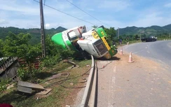 Xe container tông vào lan can, nằm “phơi bụng” bên vệ đường