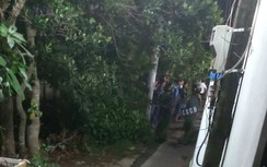 Sau khi đâm vợ thương tích, người chồng đóng cửa cố thủ trong nhà