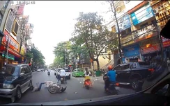 Video: Hú vía cảnh người phụ nữ suýt chui gầm ô tô vì sử dụng điện thoại