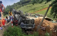 Xe đầu kéo lật ngửa trên QL6 Sơn La, 3 người trọng thương