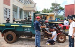 Thí điểm dán phản quang trên xe "công nông" ở Gia Lai