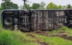 Xe khách lật trong mưa vì tránh xe chạy ngược chiều