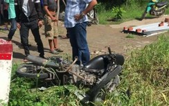 Ô tô 7 chỗ tông xe máy, hai người bị thương nặng