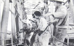 Ngâm mình dưới nước khôi phục đường sắt Hàm Rồng - Vinh