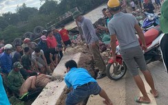 Giải cứu người phụ nữ bị khối bê tông đè lên người sau tai nạn giao thông