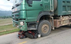 Con nhỏ tử vong, mẹ nguy kịch vì bị xe tải cuốn vào gầm kéo lê