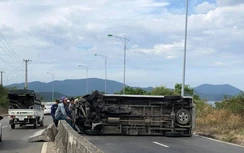 Xe 16 chỗ lật ngang trên đèo Cù Hin, hành khách hoảng loạn
