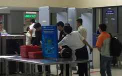 Camera an ninh Nội Bài "bắt tận tay" nhân viên trộm đồ