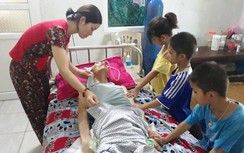 Tương lai mờ mịt của cô giáo nghỉ dạy chăm chồng liệt và ba con thơ