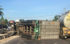 Đâm vào dải phân cách, container lật ngang trên QL1 Khánh Hòa