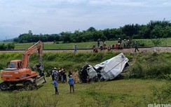 Xe tải biến dạng, tài xế nguy kịch sau va chạm với tàu hàng ở Hà Tĩnh