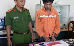 Bắt giữ đối tượng vận chuyển 10.000 viên hồng phiến và 1kg ma túy đá