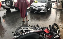 Ô tô 4 chỗ tông 2 xe máy, 1 phụ nữ nguy kịch