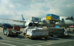 Tài xế vừa lái xe vừa nghe điện thoại trong sân bay Nội Bài