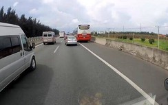 Video: Xe khách vượt ẩu trên cao tốc, vặn "gãy tai" ô tô 4 chỗ