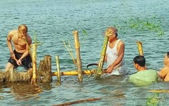 Tháo dỡ “trận địa” cọc tre ngăn “cát tặc” trên sông Bồ