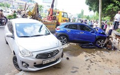 Ô tô "điên" tông hàng loạt xe dừng đèn đỏ rồi lật nhào ở Gia Lai