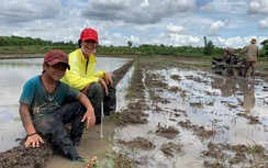H'hen Niê ra đồng làm ruộng, khoe nụ cười tỏa nắng