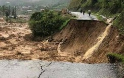Lai Châu: Đường đi Mường Tè bị chia cắt, các phương tiện di chuyển thế nào?