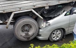 4 ô tô tông nhau liên hoàn trên quốc lộ, xe 7 chỗ lọt gầm xe tải