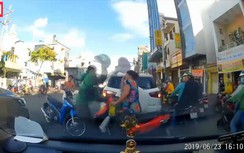 Video: Nam thanh niên "táng" thẳng mũ bảo hiểm vào mặt người phụ nữ