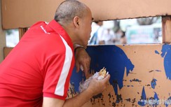 Xúc động hình ảnh người cha ăn vội bánh mì lót dạ mắt vẫn ngóng con