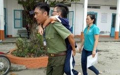 Thí sinh bị bệnh xương thủy tinh được đại úy công an cõng vào tận phòng thi