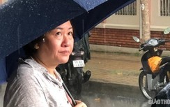 Phụ huynh dầm mưa ngóng con rời phòng thi môn Toán THPT quốc gia